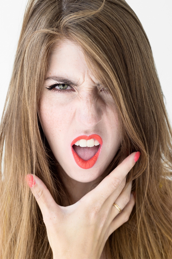 Lipstick-101-Two-Ways-To-Make-Your-Lipstick-Last13a-600x900